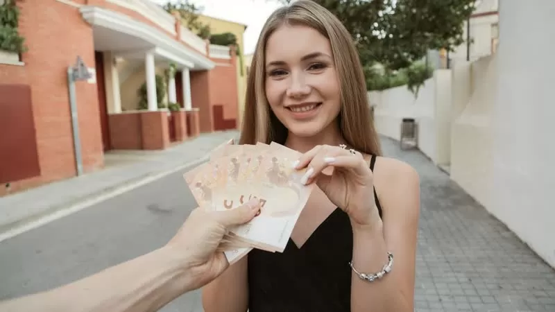 За деньги выебал на улице и кончил в письку - смотреть русское порно видео бесплатно