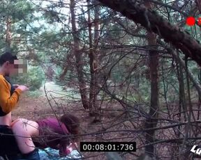 Русская парочка трахается в лесу перед скрытой камерой